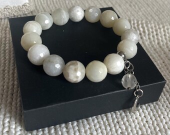 Luxuriöses natürliches 10 mm Facettenschliff Mondstein Perlen elastisches handgemachtes Armband mit einem silbernen Mond und Bergkristall OM Anhänger. Geschenk für Sie.