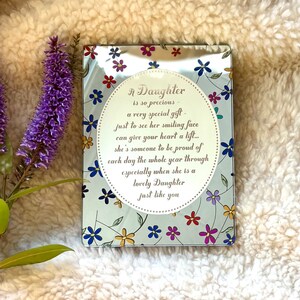 Message inspirant à une fille sur une carte en verre sur pied avec un fond floral . souvenir de collection vintage. Cadeau pour une fille.