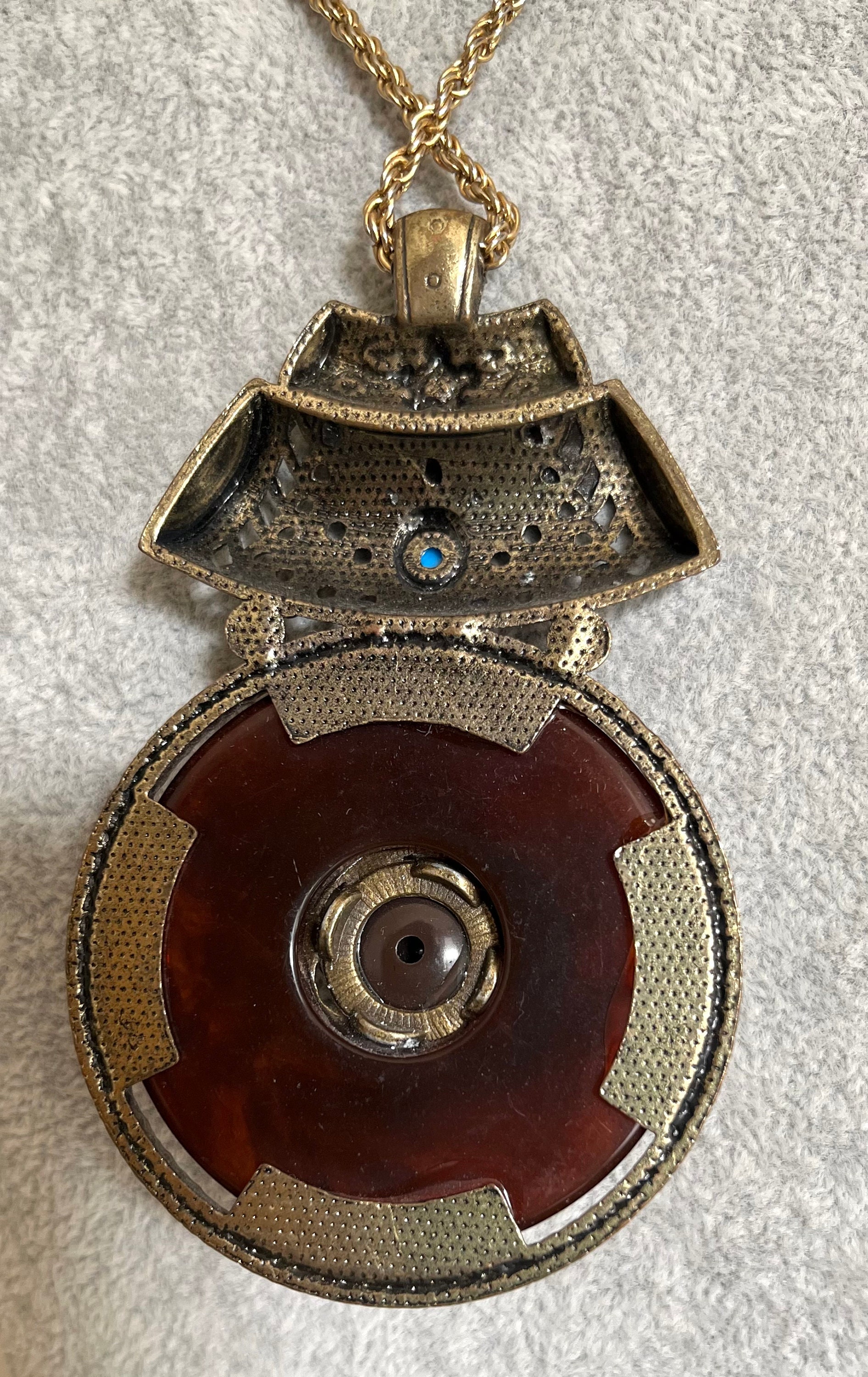 Collier Vintage Avec Grand Pendentif Ethnique - Métal Doré Alliage, Occasion Bon état