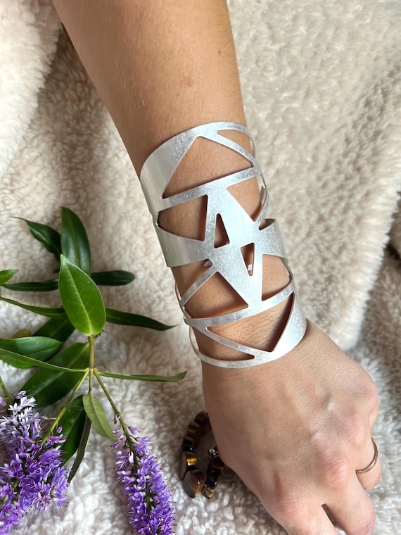 シルバー 幾何学模様 カフブレスレット シルバー 幾何学模様 カフブレスレット シルバー 幾何学模様 カフ