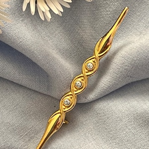 Gold metal and rhinestones needle shape vintage brooch. Elegant gold tone metal and 3 diamantes brooch for her. Brooch unisex. Gift unisex.