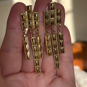 Interesantes y poco habituales pendientes de metal dorado con tres colgantes. Pendientes geométricos vintage para mujer. Regalo para ella