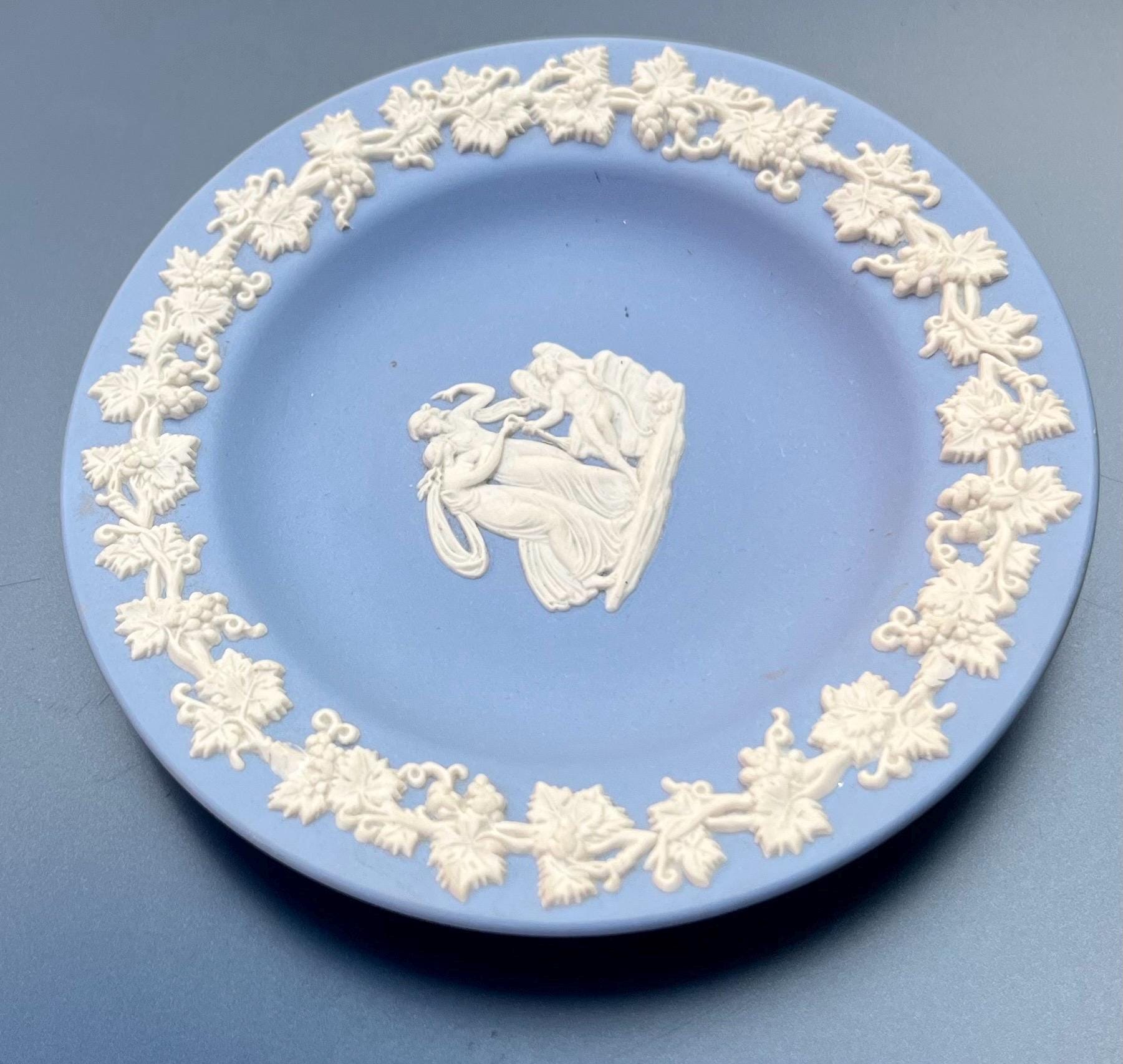 陶芸品　磁器ウエッジウッド Jasperware Porcelain Plate Wedgwood Blue Jasperware Trinket Dish, White Greek Mythology Decor
