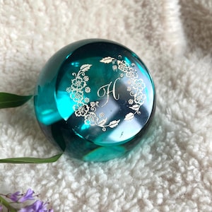 Maravilhosa cor de água do mar com letra H gravada em ouro e peso de papel vintage com padrão floral. Souvenir colecionável. Decoração para casa. Presente unissex