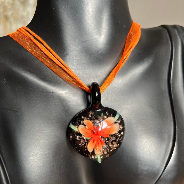 Pendentif en verre noir de Murano avec image florale de lys orange sur un collier ras de cou vintage en organza orange et cordon multi-brins en coton pour elle.