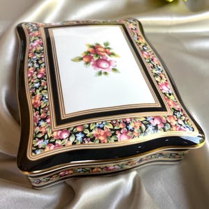 Unique Vintage Large Rectangular Porcelain Signed Wedgwood Trinket Box. Collectible souvenir. Jewellery Storage. Gift Unisex. Home Decor.