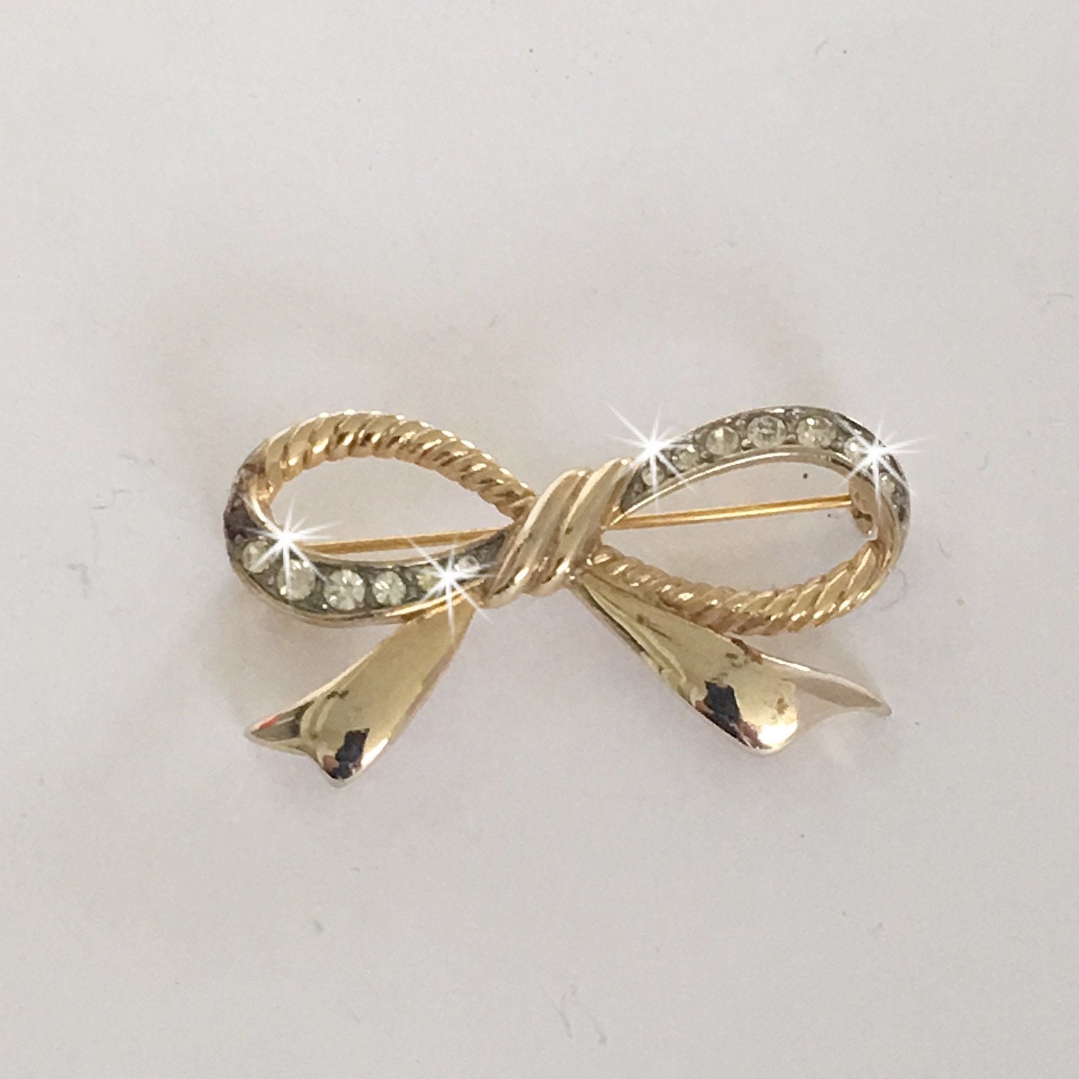 Broche vintage en métal argenté et doré avec strass multicolores au centre - France
