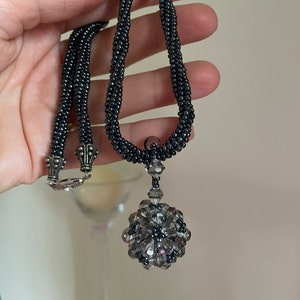 Collana vintage multifilo di perle di semi perlati neri con pendente a sfera di perline di cristallo. Bel regalo vintage per una donna. Regalo per lei