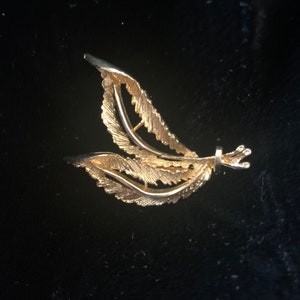 Gold tone metal 2 leaves shape vintage 80s brooch for a woman or unisex. Lovely gift for vintage lover.