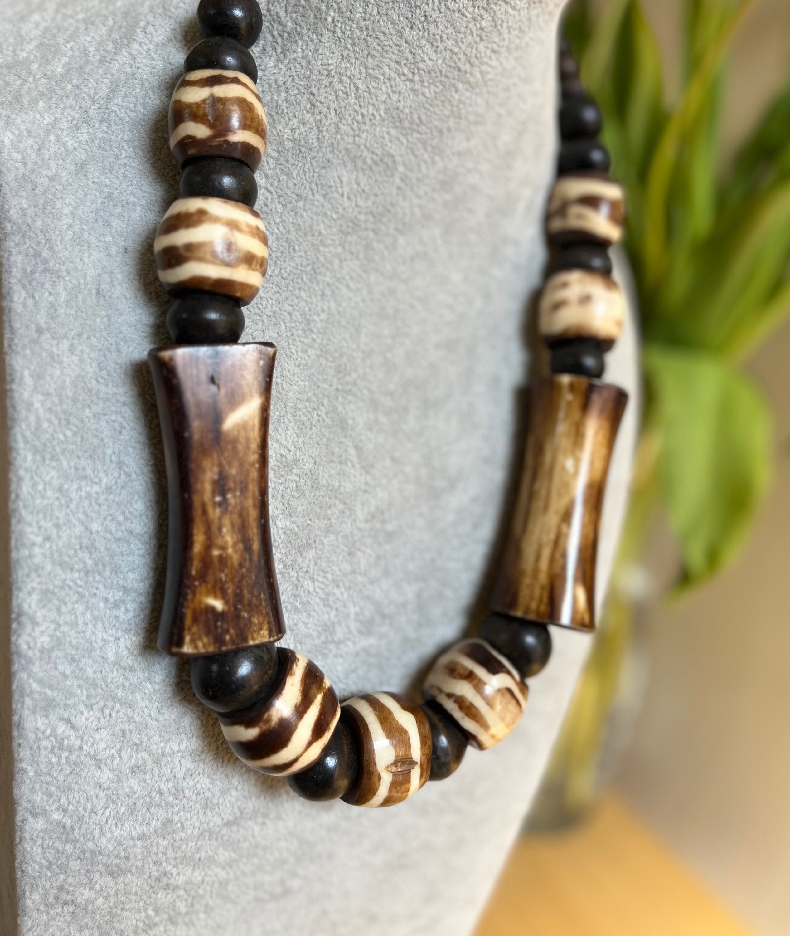 Grand Collier sautoir ethnique perles naturelles en graines bois bijou Grand Collier sautoir ethnique perles naturelles en graines bois bijou