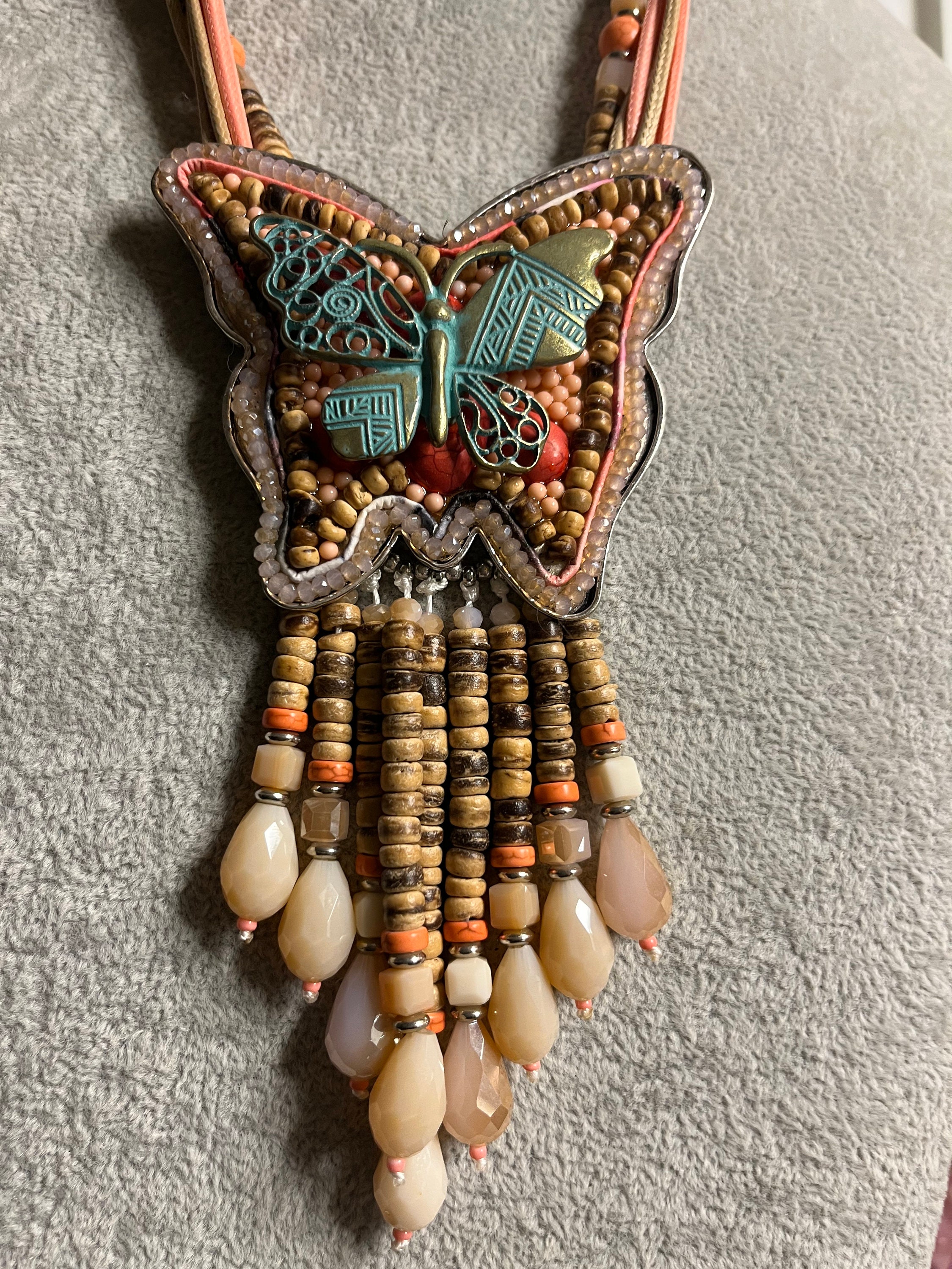 Collana girocollo con perline di legno africane fatte a mano
