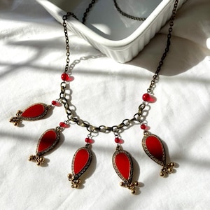 Oosterse stijl messing en felrode emaille bedels en rode glazen kralen vintage choker ketting.