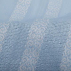 Katoenmix vintage jacquardmix, lichtblauw gestreept patroon, materiaal jaren 1950 kleermakerijblouse