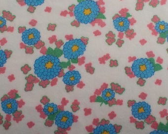 Vintage katoenen flanellen stof met blauwe bloemenprint uit de jaren 70, charmante textielprint met roze bloemen.