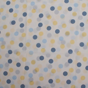 1990er Jahre Vintage Chiffon-Stoff, Polka Dots auf weißem Grund. 150cm mal 150cm
