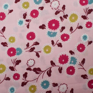 1980er Jahre Vintage kleingemusterter Blumen-Stoff, rosa blau gelb, Quilten Nähen Retro BTY