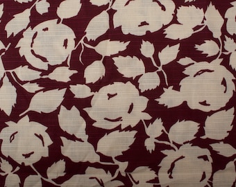 Elegante tejido de algodón texturizado vintage de la década de 1960, confección, rosas blancas de color rosa oscuro BTY