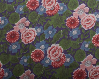 Tecido de algodão vintage encantador com estampa floral em vermelho, azul e verde, da década de 1960.