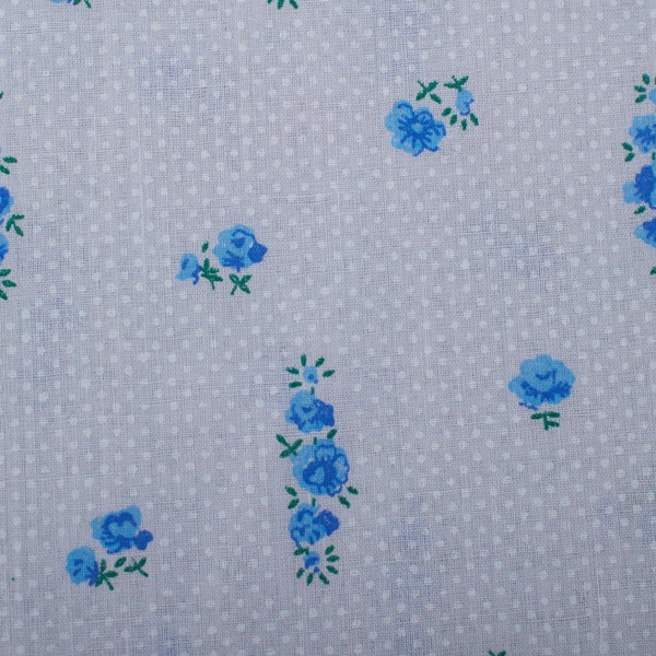 1950er Vintage französischer Baumwollbatist Stoff, weiße Tupfen, blaue Blumen hellblauer Hintergrund, BTY