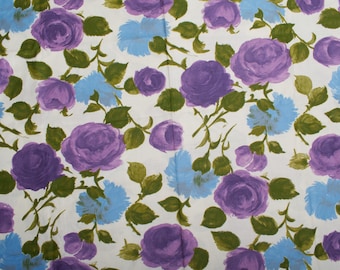 Tela de satén de algodón vintage con estampado floral de rosas azules y moradas, tela de los años 60 para coser.