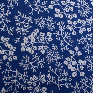 Tessuto di cotone floreale vintage anni &#39;90, foglie bianche su sfondo blu, quilting cucito retrò BTY