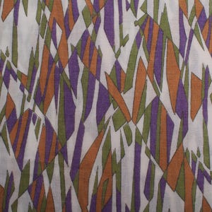 Tissu pour robe vintage des années 1970, impression géométrique abstraite en marron, violet et vert, textile synthétique rétro