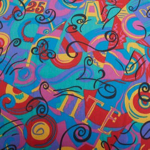 Op de afbeelding: Abstracte stof met een kleurrijk, geometrisch patroon. Het ontwerp bevat swirls, cirkels en vierkanten in tinten rood, blauw, geel, groen en paars.