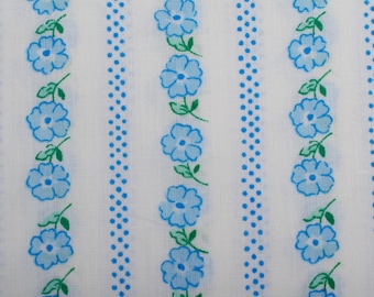 Tela de confección vintage de los años 60, mezcla de algodón, semitransparente, con pequeñas flores azules y blancas BTY