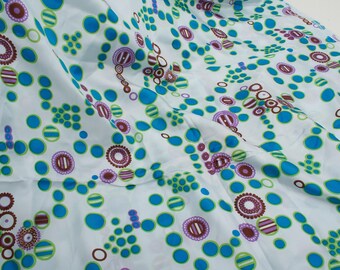 1970-tals vintage polyestertyg, grönt modifierat geometriskt blommönster för retroklänning, 2,7 yards