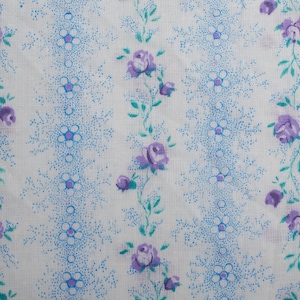 Splendido tessuto di cotone francese vintage degli anni '60, con piccoli fiori, rose, strisce, blu, viola e bianco, per quilting e cucito, stile retrò BTY.