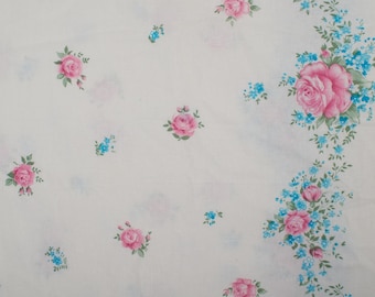 Splendido bordo in cotone francese anni '60 con rose rosa e fiori blu, delicato tessuto vintage, quilting cucito retrò BTY