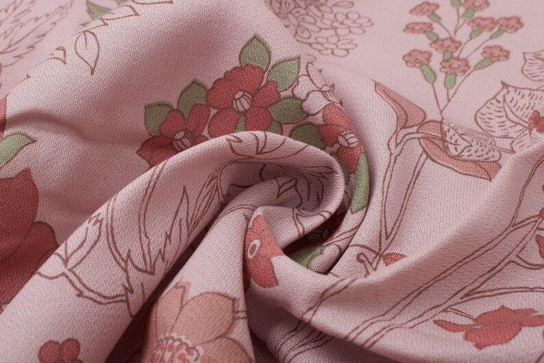 Pode incluir: Tecido rosa com estampa floral em tons de marrom e vermelho. O tecido est&aacute; dobrado e a estampa floral &eacute; vis&iacute;vel em ambos os lados da dobra.