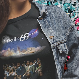 Camiseta NASA / Observadores espaciais / Apollo 69 / Pouso na lua / Logotipo da NASA Meatball / Desgastado / Camiseta preta