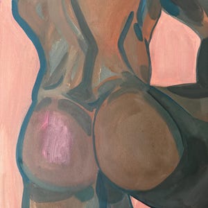 Può includere: Dipinto astratto di una forma umana, vista da dietro. L'opera presenta una tavolozza di marroni, rosa e blu tenui. La forma della figura è definita da pennellate, con la firma dell'artista in basso a sinistra.