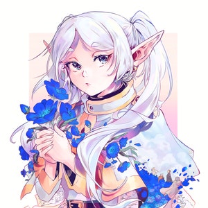 Puede incluir: Una elfa de pelo blanco y orejas puntiagudas sostiene un ramo de flores azules. La elfa lleva un atuendo blanco y amarillo con un cintur&oacute;n marr&oacute;n. El fondo es un desenfoque de flores azules y papeles blancos.