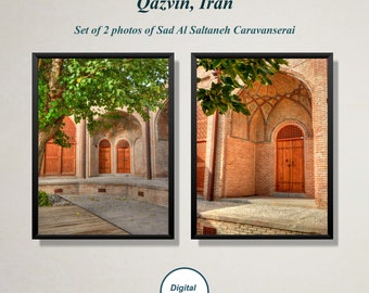 Könnte beinhalten: Zwei Fotos des Sad Al Saltaneh Caravanserais in Qazvin, Iran. Das erste Foto zeigt den Innenhof mit einem Baum im Vordergrund. Das zweite Foto zeigt ein Tor mit einem Ziegelbogen.