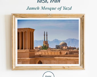 Könnte beinhalten: Ein gerahmtes Foto der Jameh-Moschee von Yazd in Yazd, Iran. Die Moschee hat eine blaue Kuppel und zwei Minarette. Das Foto wurde von einem Dach mit Blick auf die Stadt aufgenommen.