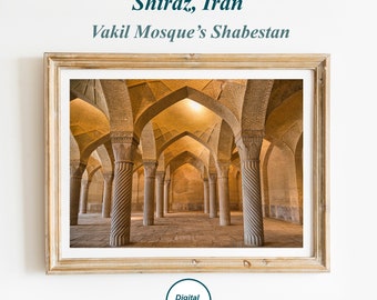 Könnte beinhalten: Ein Foto des Inneren des Shabestan der Vakil-Moschee in Shiraz, Iran. Die Moschee verfügt über eine gewölbte Decke mit aufwendigen Ziegelarbeiten und eine Reihe von Säulen.
