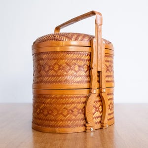 Cesta de tecido chinesa dos anos 1960: cesta de costura de dois níveis com alça de bambu