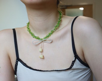 LELIETJE-VAN-DALEN | kralen choker | handgemaakte sieraden | sierlijke ketting | bloem kralen choker | lily chocker | kralen ketting | groene sieraden