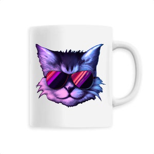 Op de afbeelding: Witte keramische mok met een kleurrijke illustratie van een kat met een zonnebril. De kat heeft blauw en paars bont met roze accenten.