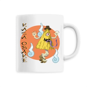 Peut inclure: Mug en céramique blanche avec une illustration pixelisée d'un kasa obake jaune, un fantôme japonais, avec un seul œil, une langue violette et un chapeau de paille. Le fantôme est entouré de nuages blancs et d'un cercle rouge avec le texte "KASA OBAKE" en noir.