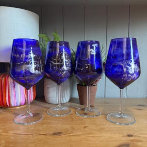 Handgedecoreerde violet-paarse wijnglazen: zilveren accent glaswerk