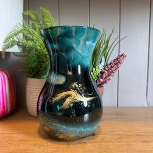 Vase en verre design bleu sarcelle foncé et argent ou or de 18 cm de haut décoré à la main, cadeau idéal pour une nouvelle maison, un ami, une maman, un mariage, merci