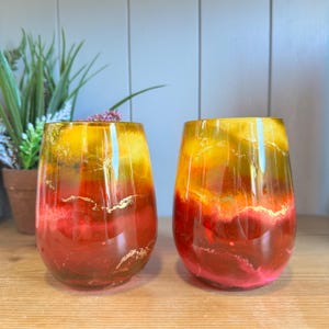 Copas de vino con efecto degradado puesta de sol decoradas a mano: rosa, amarillo, naranja.