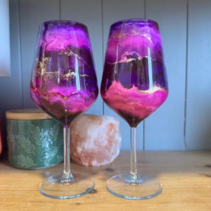 Handdekorierte Weingläser: Pink, Purple & Gold Stemware