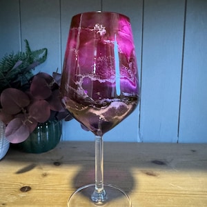 Set of 1, 2, 4 or 6 Beautiful ombré pink purple silver hand decorated wine or Prosecco glasses