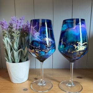 Ensemble de 1, 2, 4 ou 6 verres à vin ou à prosecco sans pied bleu, violet, turquoise et or, décorés à la main. Vase assorti disponible