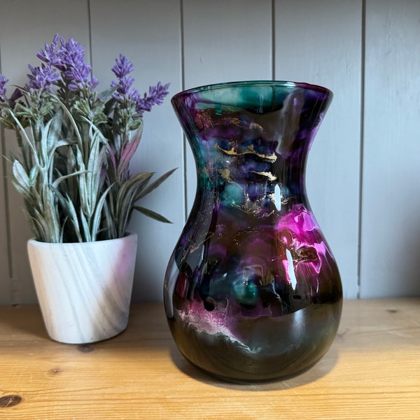 Hand decorated 18cm tall pink and teal design glass vase, ideal gift for new Home, friend, mum, wedding, thank you