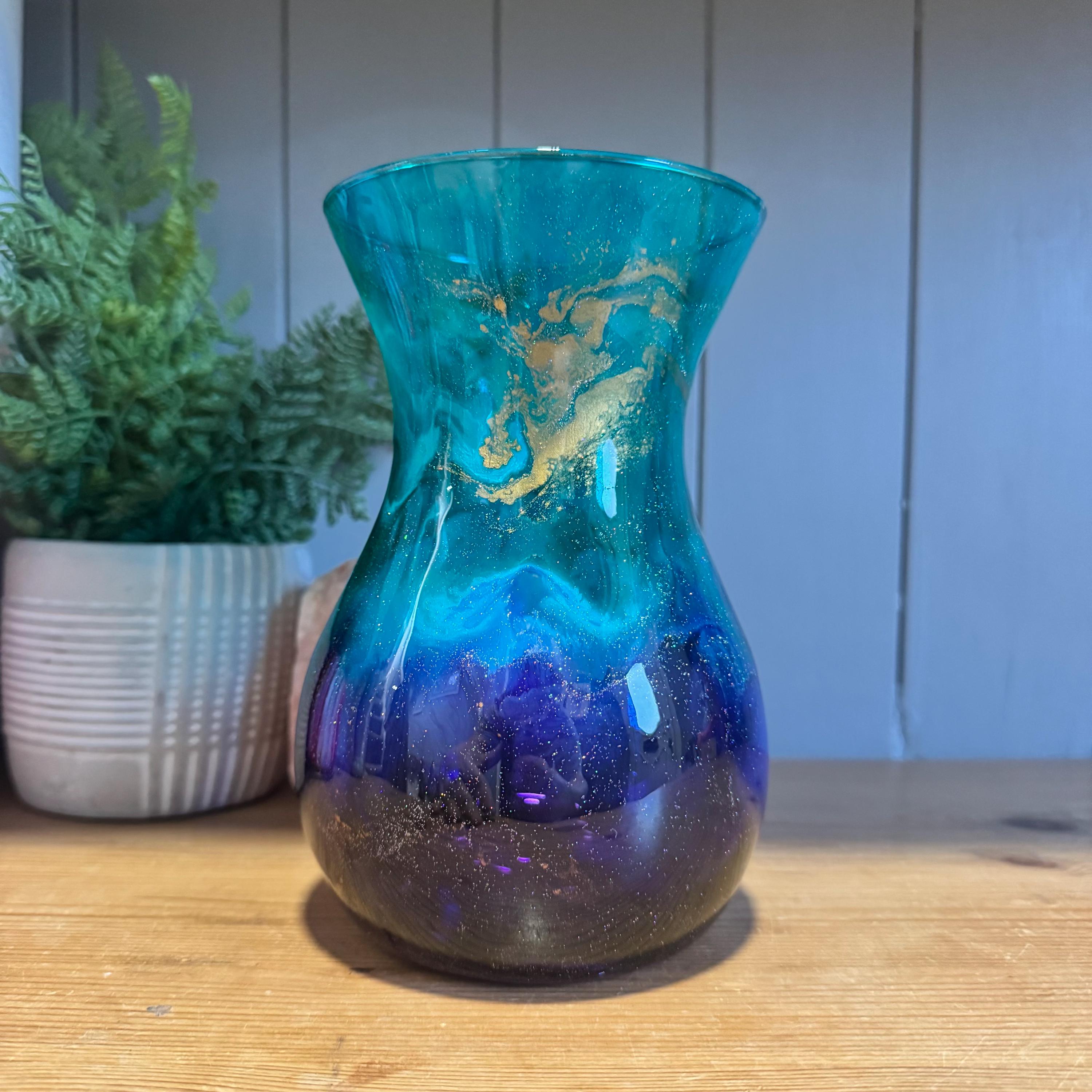 ブルー花瓶　グラデーション　vase 手描き装飾が施された高さ18cmのグラデーションガラス花瓶：パープル
